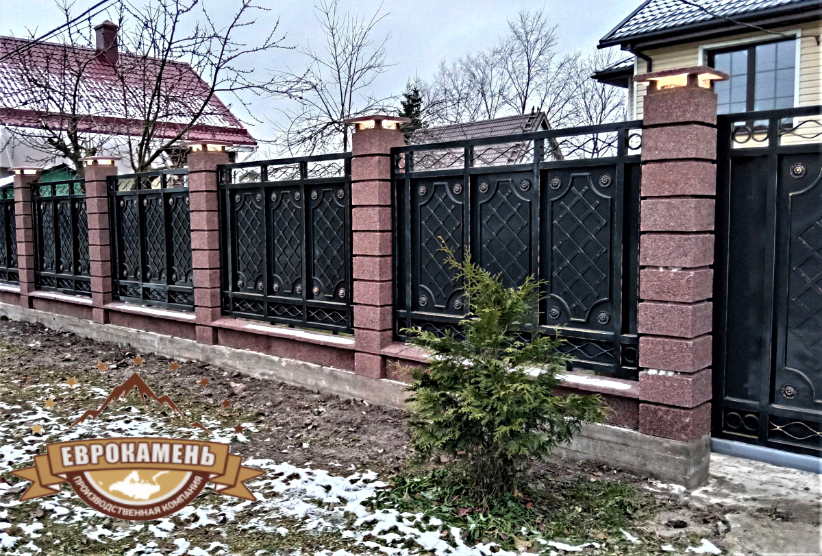 Забор из бетонных блоков с освещением Гранит, г. Великий Новгород