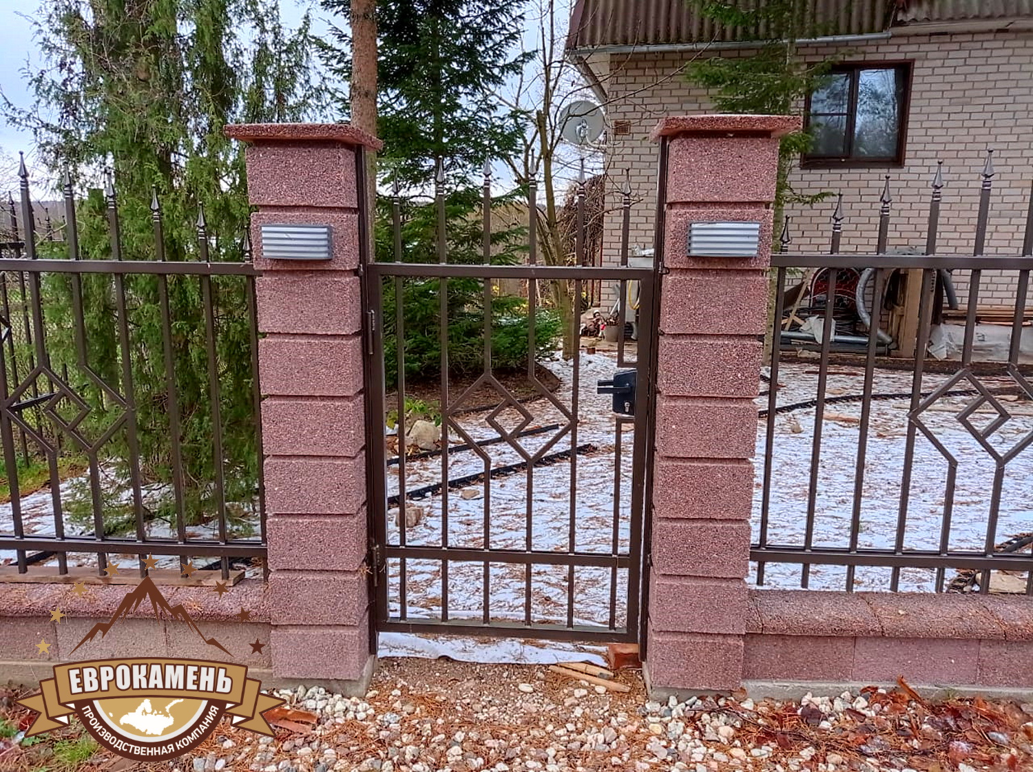 Забор из бетонных блоков с натуральным камнем Гранит, г. Тверь, Тверская область